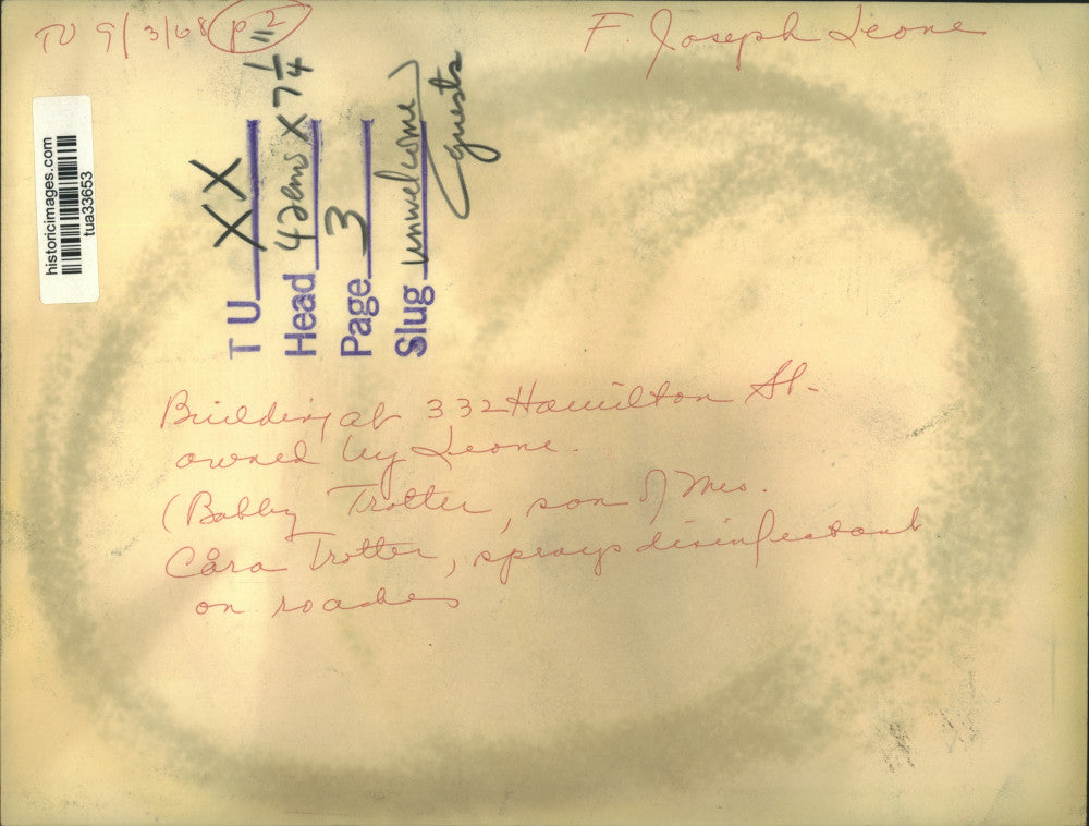 1968 Press Photo Bobby Trotter sprays Raid on roaches covering bathtub & floor