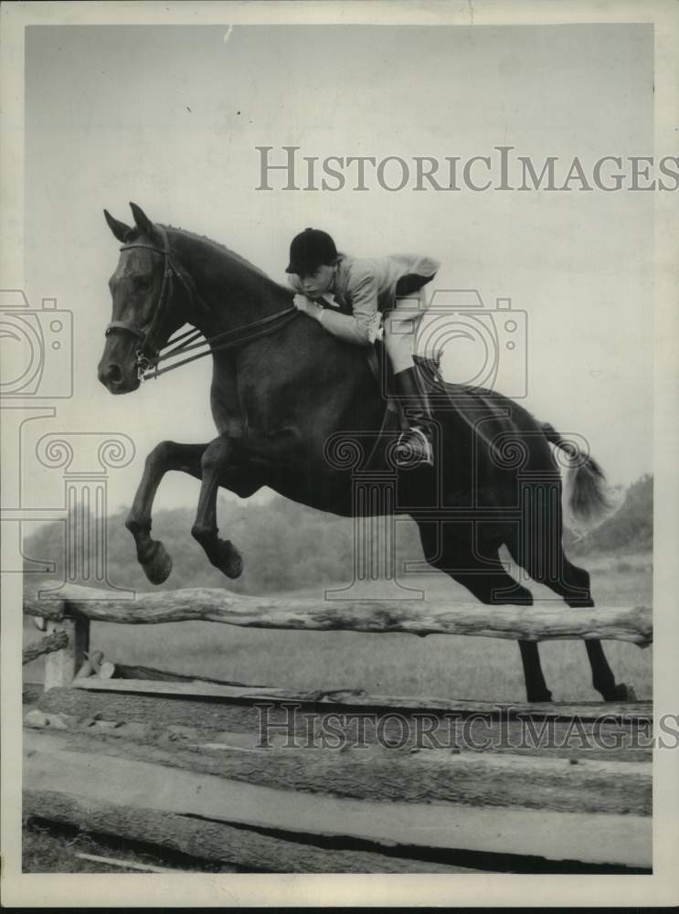 1960 Press Photo Jan Marsden rides Miss Fiddles in New York race - tua33675- Historic Images