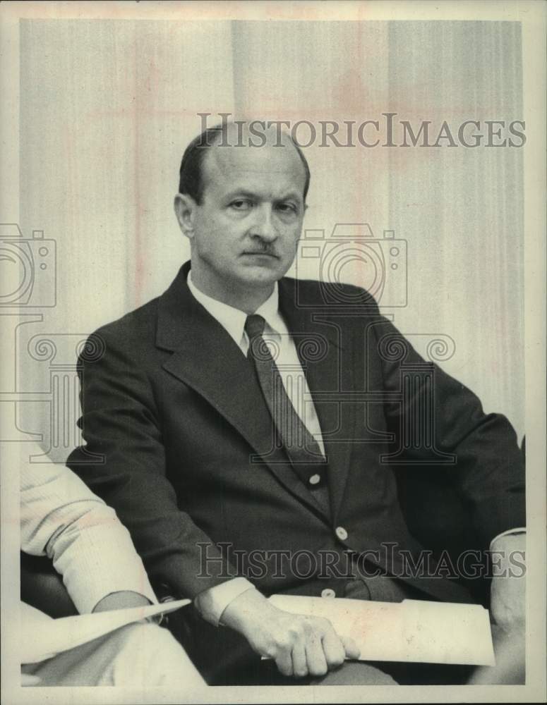 1973 Press Photo Professor John Mackiewicz, State University of New York, Albany