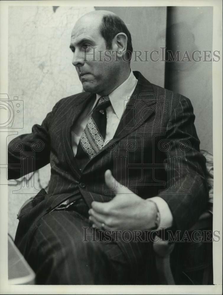 Load image into Gallery viewer, 1974 Press Photo Guy O. Mabry sits in chair and gestures while talking
