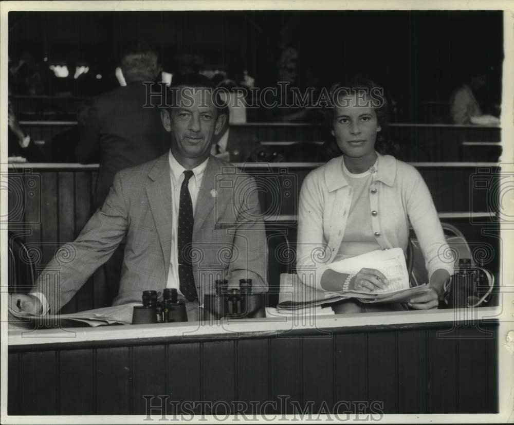 1961 Press Photo Mr and Mrs Charles R Leonard, Jr, watch action at race track- Historic Images