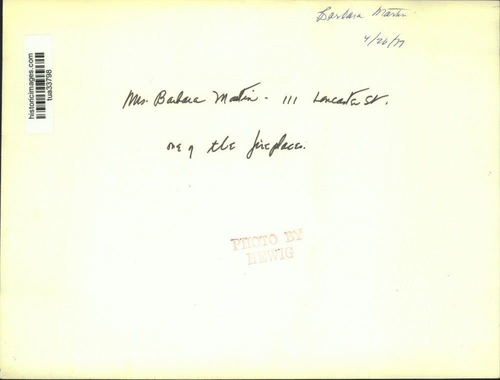 1977 Press Photo Barbara Martin looks at fireplace in distressed building