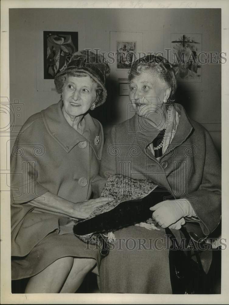 Load image into Gallery viewer, 1963 Press Photo Mrs Kenneth Miner and Miss Nicky Mariano sit together indoors
