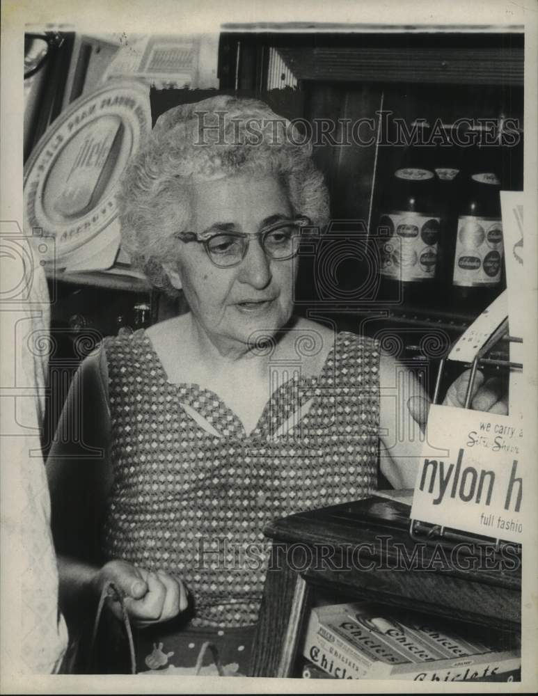 Load image into Gallery viewer, 1969 Press Photo Mrs Dora Marin, robbery victim, shops in grocery store
