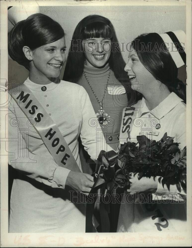 1971 Press Photo Miss Hope Elaine Coon congratulates 1972 winner Mary Ellen Cain
