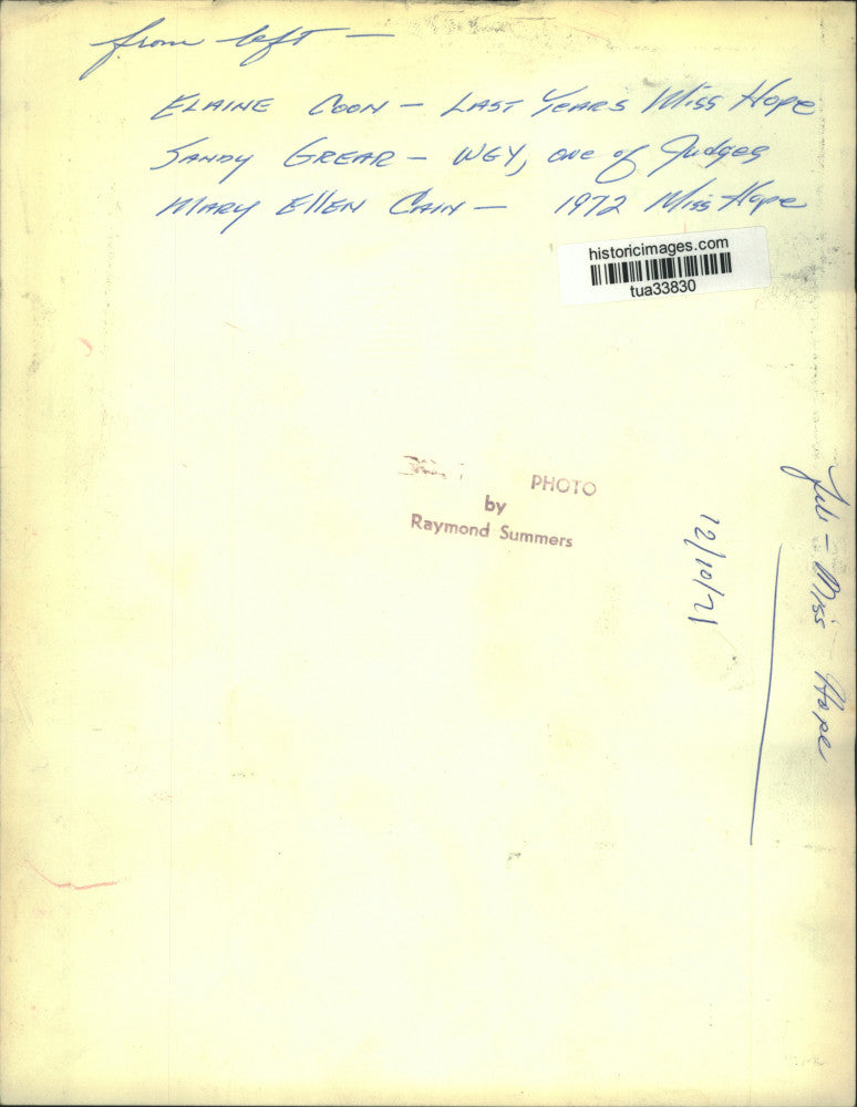 1971 Press Photo Miss Hope Elaine Coon congratulates 1972 winner Mary Ellen Cain