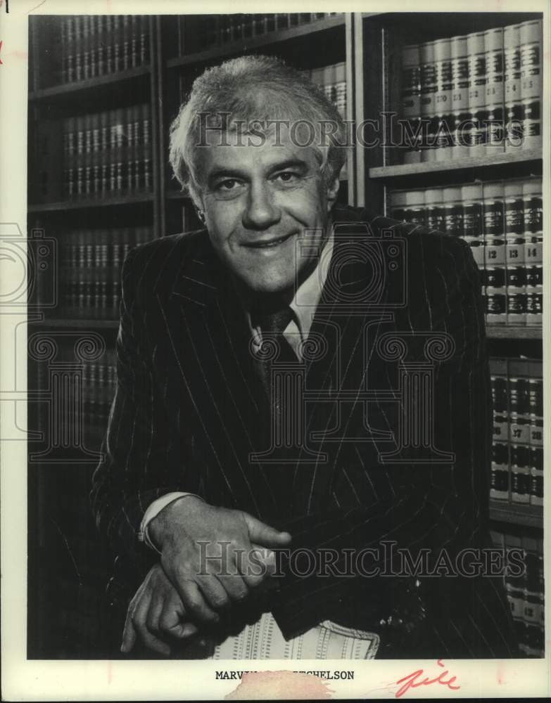 1979 Press Photo Marvin Mitchelson, author and attorney, stands by bookcase