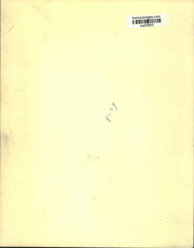 1979 Press Photo Marvin Mitchelson, author and attorney, stands by bookcase