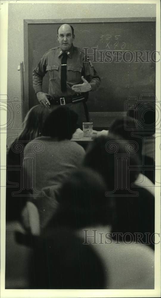 1979 Press Photo Tech Sergeant Eugene T Martin speaks to class of students
