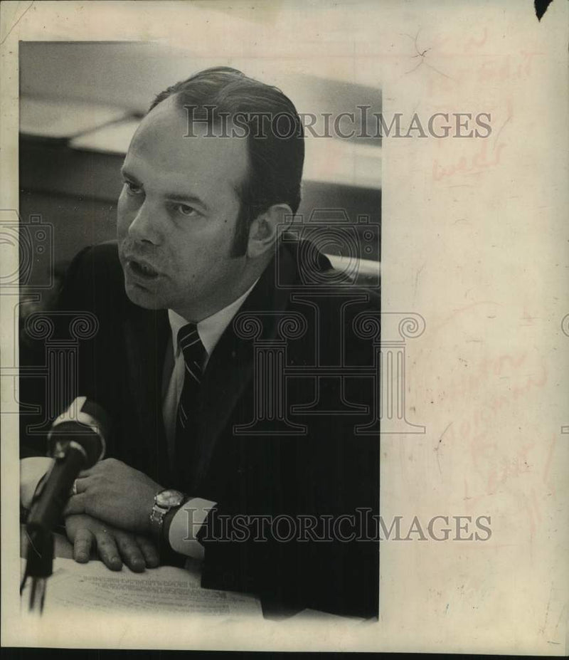 Load image into Gallery viewer, 1969 Press Photo New York State Senator Norman F Lent presents report at hearing
