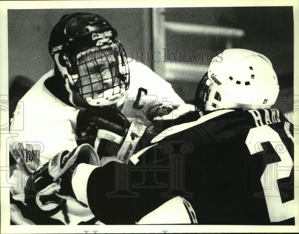 Press Photo Union College hockey player Rick Clifford fights with Dartmouth&#39;s 21- Historic Images