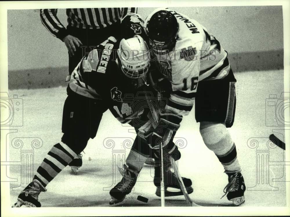 Press Photo Clarkson hockey player Dave Green battles Union College player- Historic Images