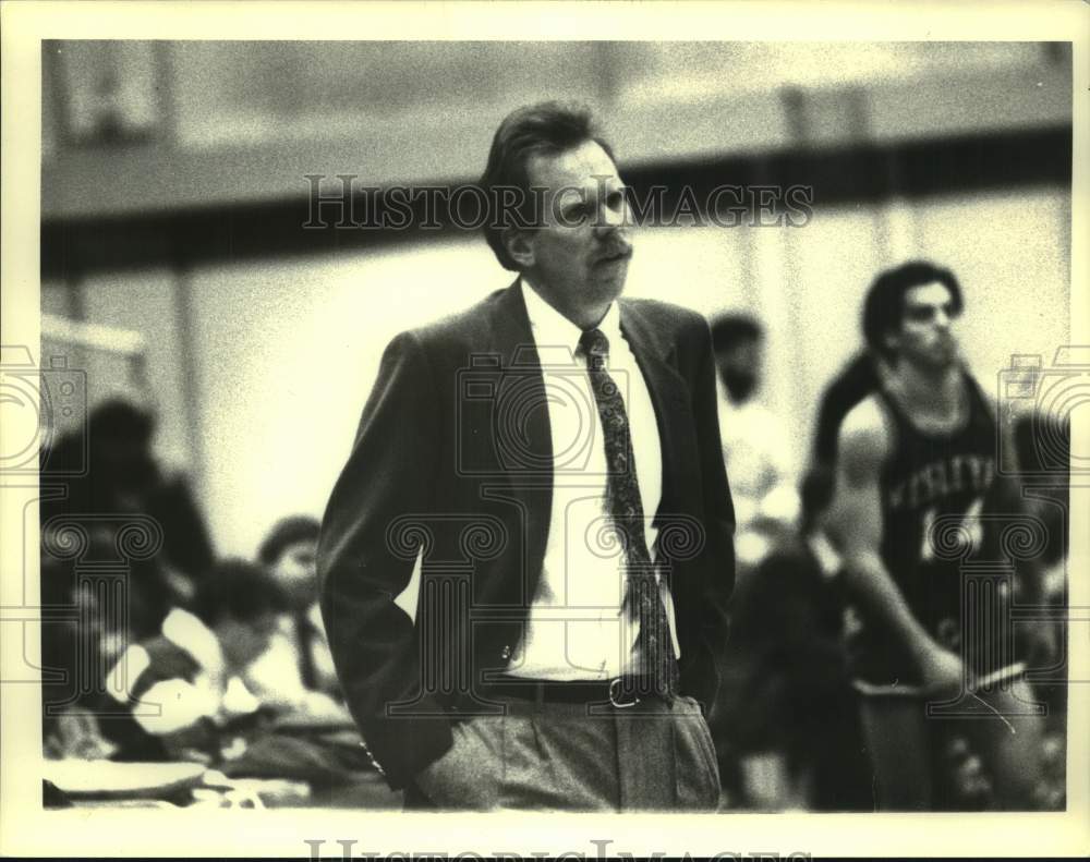 Press Photo Basketball coach looks on as player #14 is behind him - tua33935- Historic Images