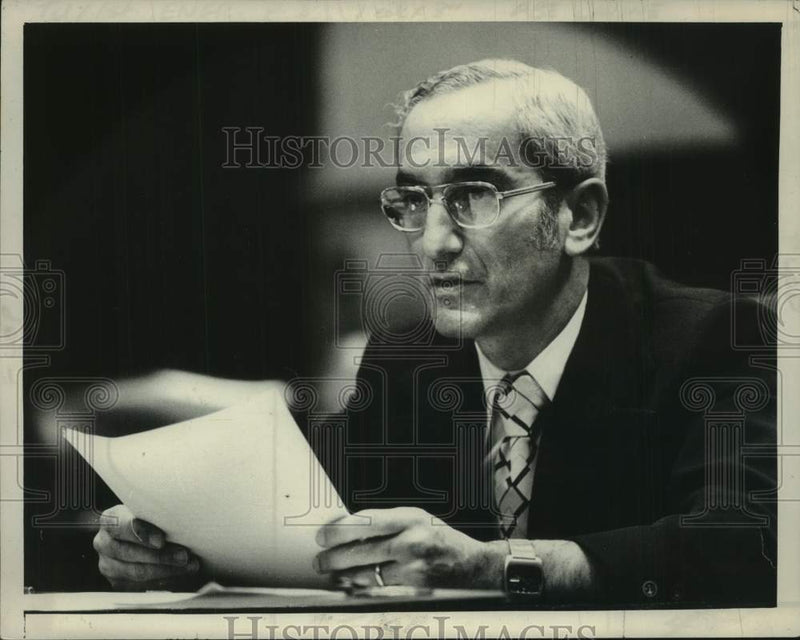 Load image into Gallery viewer, 1972 Press Photo Abe Lovine sits at table hold papers in his hand - tua34013
