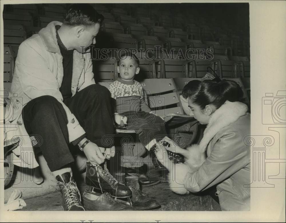 1960 Press Photo Sanford Levine and Ronnie Levine, 2 1/2, lace up ice skates- Historic Images