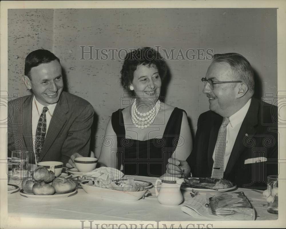 1961 Press Photo Caroline Lester has dinner at Ten Eyck Hotel, Albany, New York