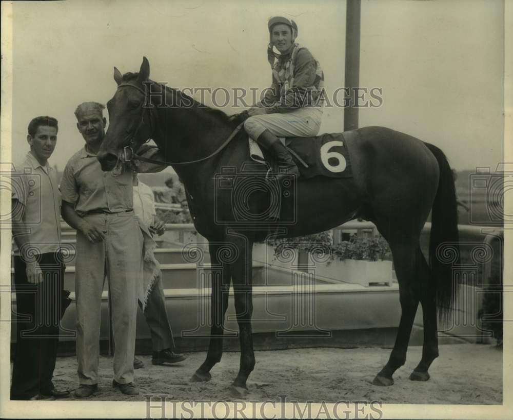 1961 Press Photo High Tide Stable's "Baldpate" race horse & Jockey Jack Leonard
