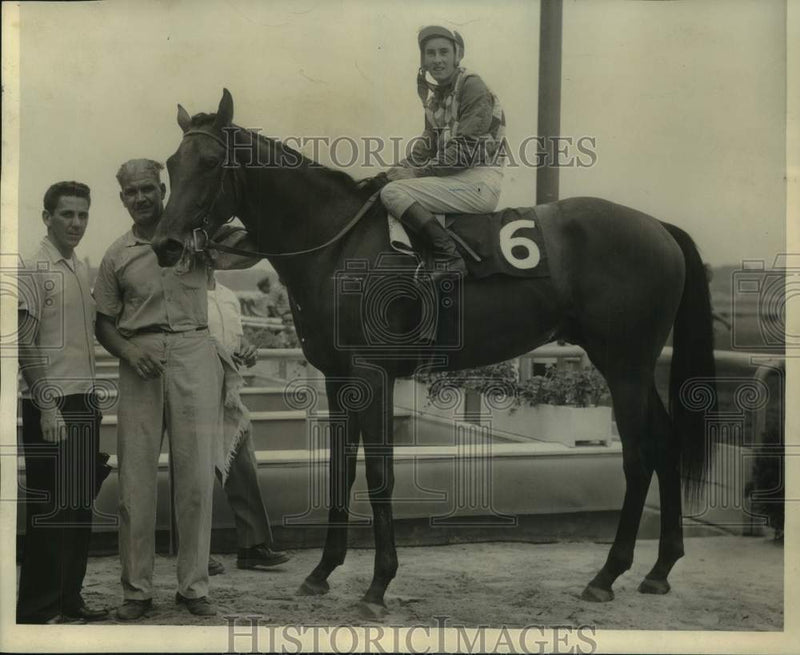 Load image into Gallery viewer, 1961 Press Photo High Tide Stable's "Baldpate" race horse &amp; Jockey Jack Leonard
