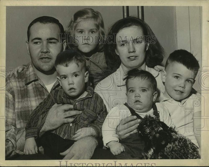 Load image into Gallery viewer, 1964 Press Photo Mr and Mrs James Leonard pose with their four children
