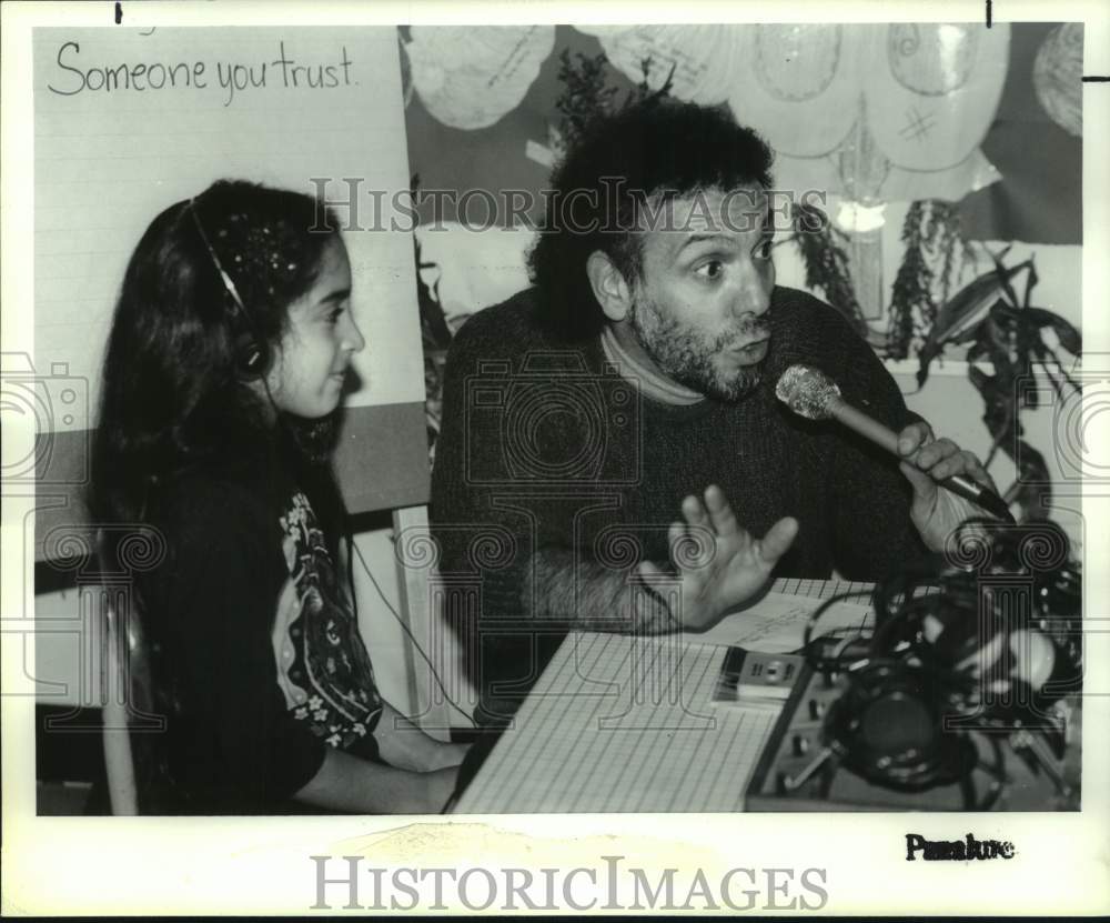 1992 Press Photo Arianna Purfaro helps Ric Mitchell Radio DJ give weather report- Historic Images