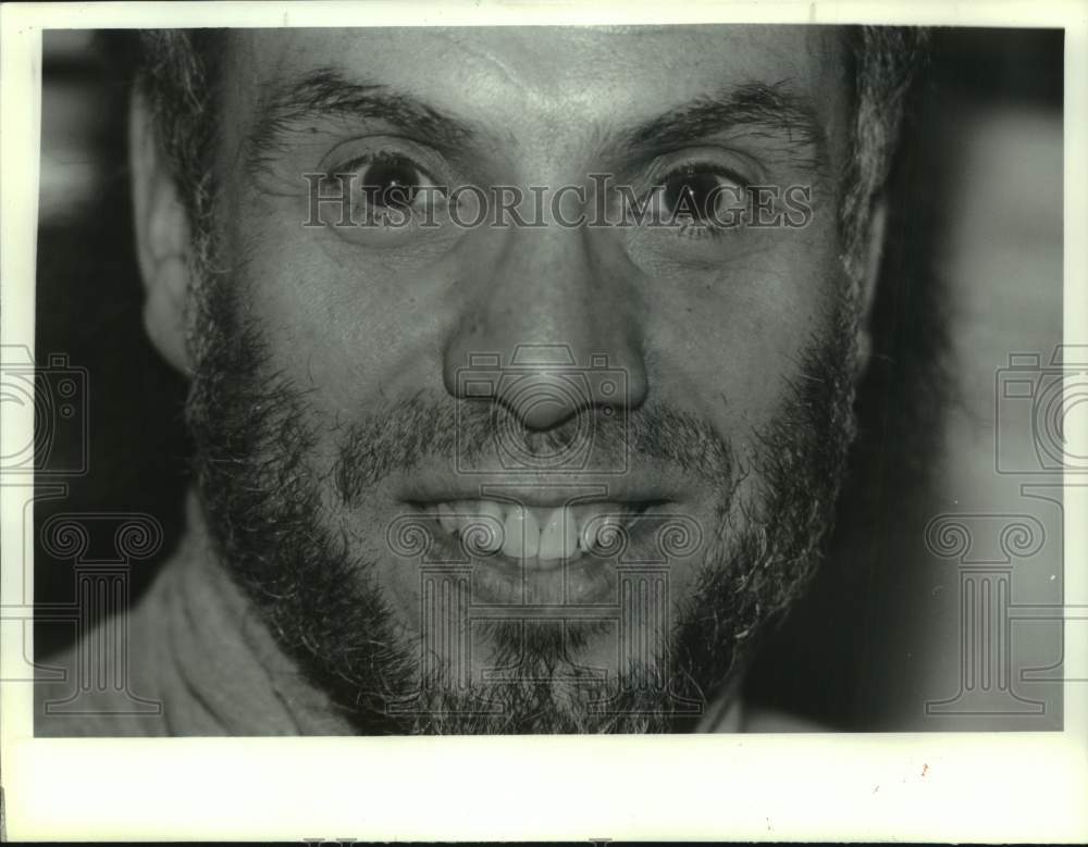 1993 Press Photo Ric Mitchell a DJ from KLITE 101 FM smiles for the camera- Historic Images