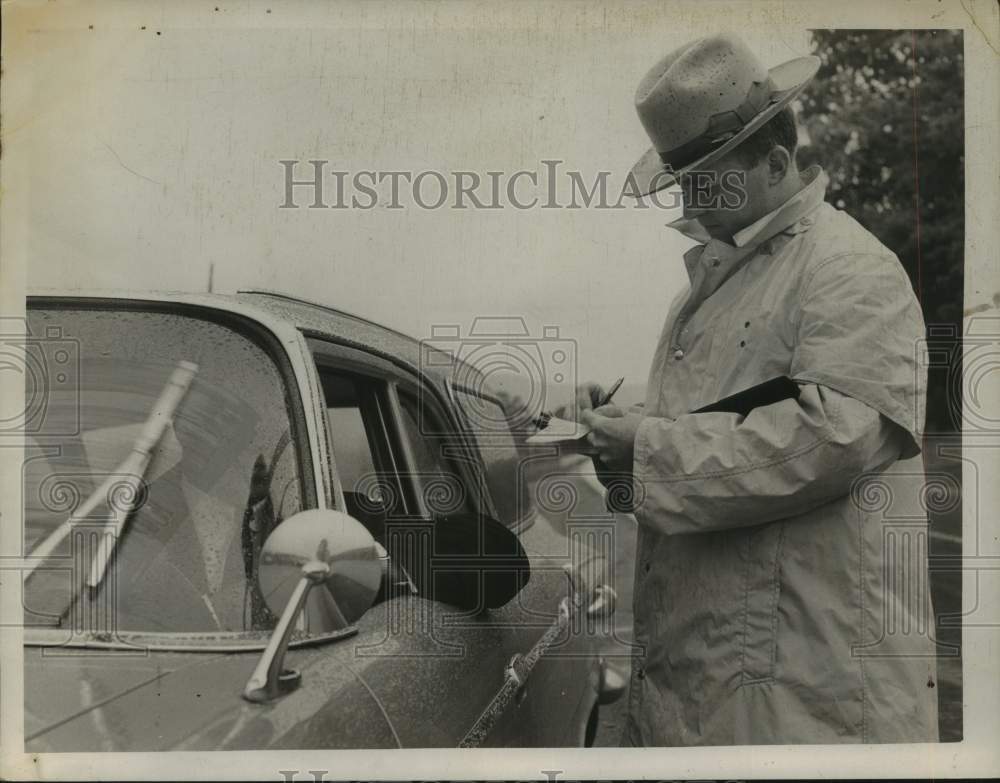 1963 Press Photo NY Trooper J.J. Mitchell, Troop G's Radar Team, stops motorist