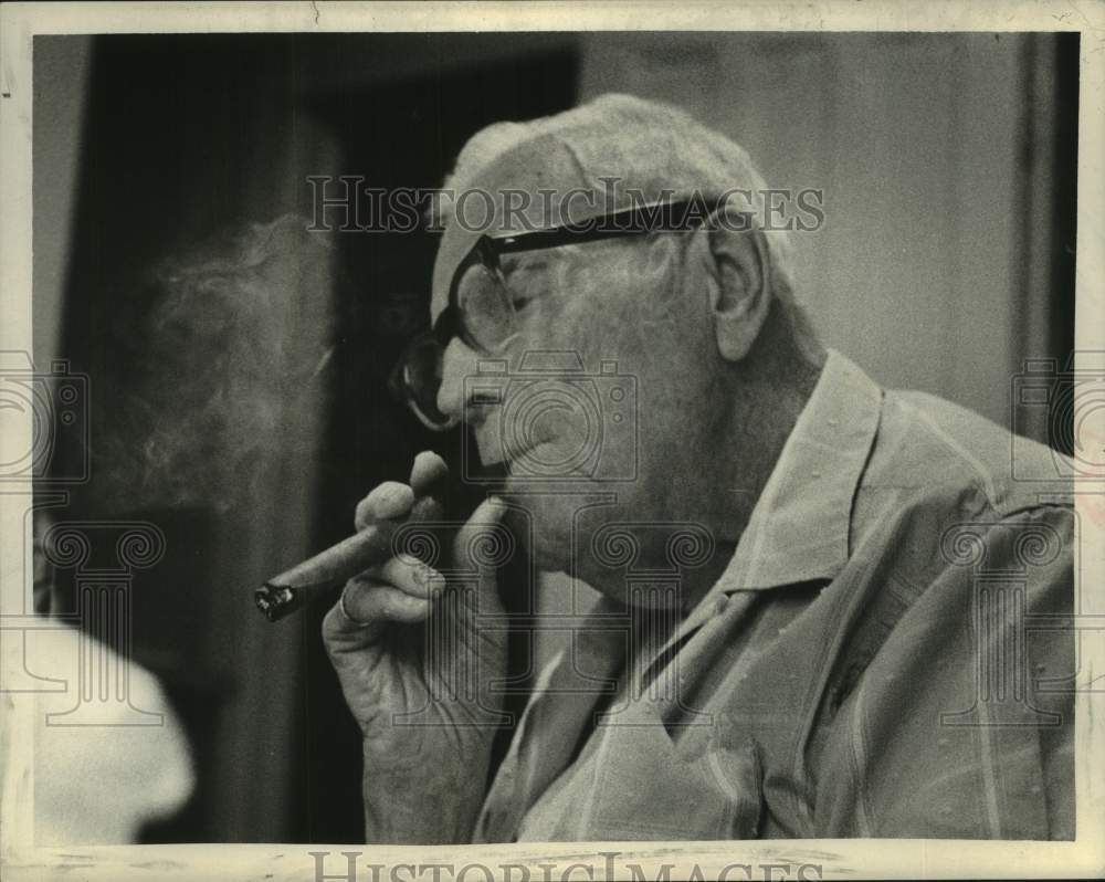 1972 Press Photo Centenarian Frank Marshall smokes a cigar in New York