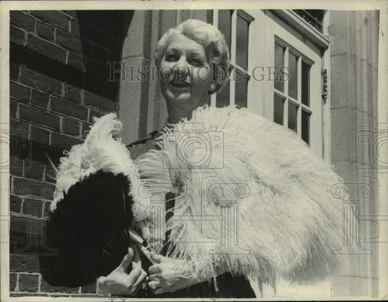 Load image into Gallery viewer, 1961 Press Photo Mrs. Robert L. Leslie, Albany, New York - tua34411
