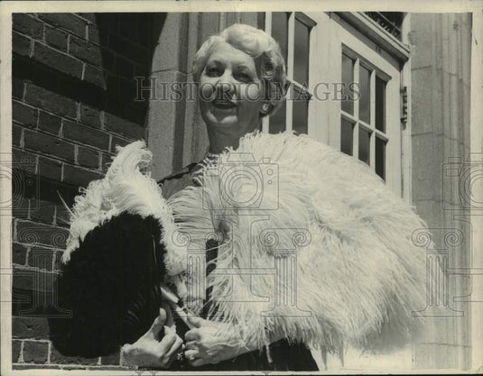1961 Press Photo Mrs. Robert L. Leslie, Albany, New York - tua34411