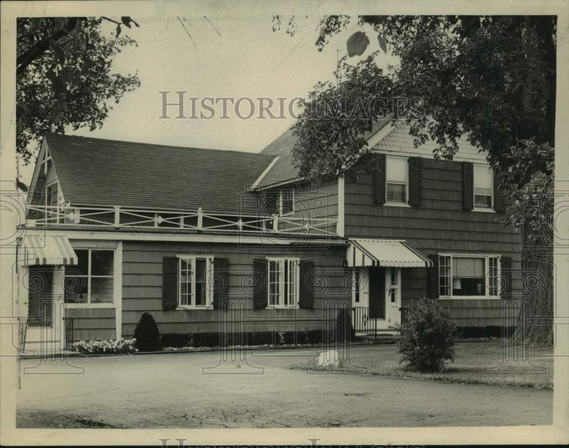 Load image into Gallery viewer, 1966 Press Photo Exterior of the Leonard Nursing Home in Albany, New York
