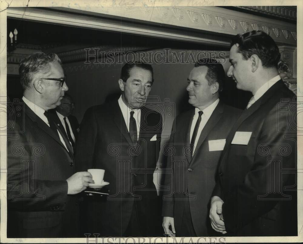 1967 Press Photo New York officials confer at Urban Renewal Institute in Utica