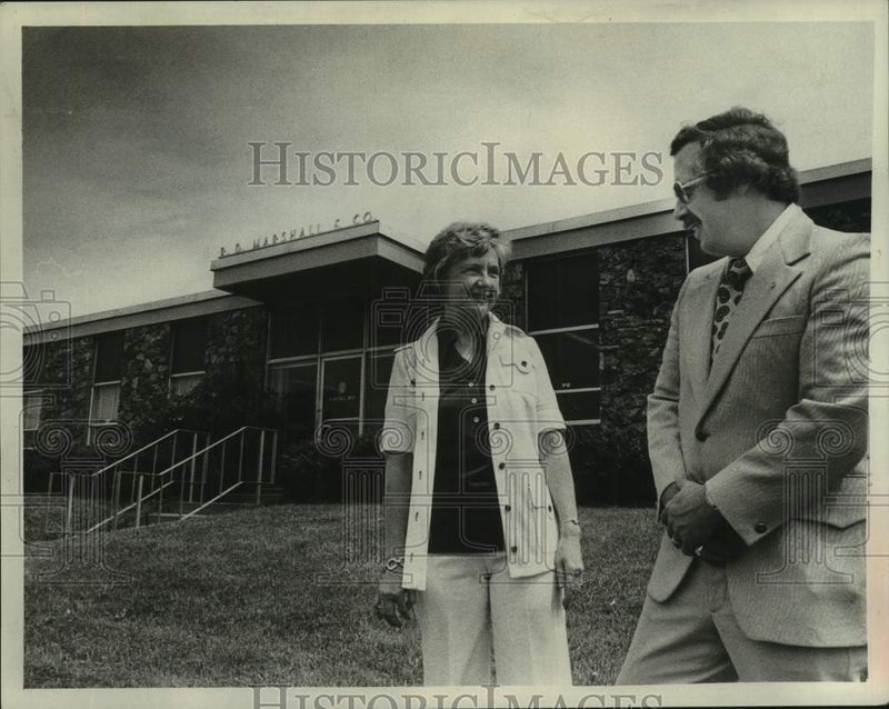 Load image into Gallery viewer, 1976 Press Photo Ellen &amp; Douglas Marshall, P.D. Marshall &amp; Co., Albany, New York
