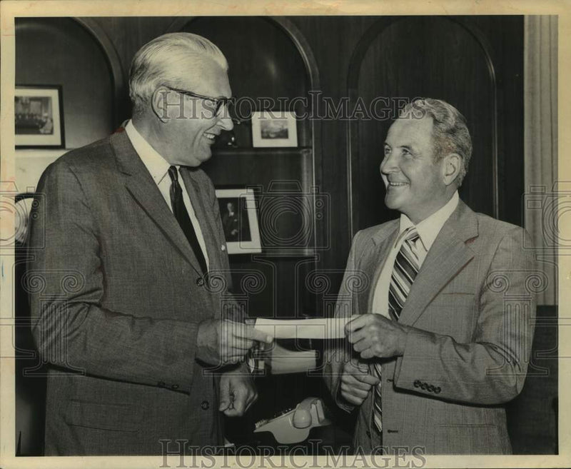 Load image into Gallery viewer, 1971 Press Photo Hollis E. Harrington and Arthur J. Leonard, New York

