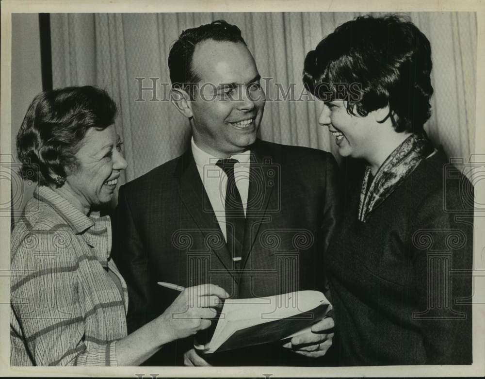 1967 Press Photo New York Senator Norman Lent meets with nursing officials