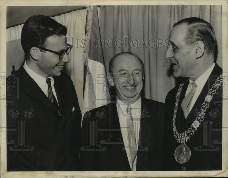 Load image into Gallery viewer, 1962 Press Photo David Rosen, David Marks &amp; Lord Mayor Robert Briscoe, New York
