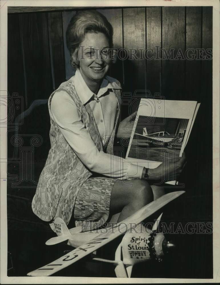 1973 Press Photo Mrs. David Miller with photo of airplane in her New York home