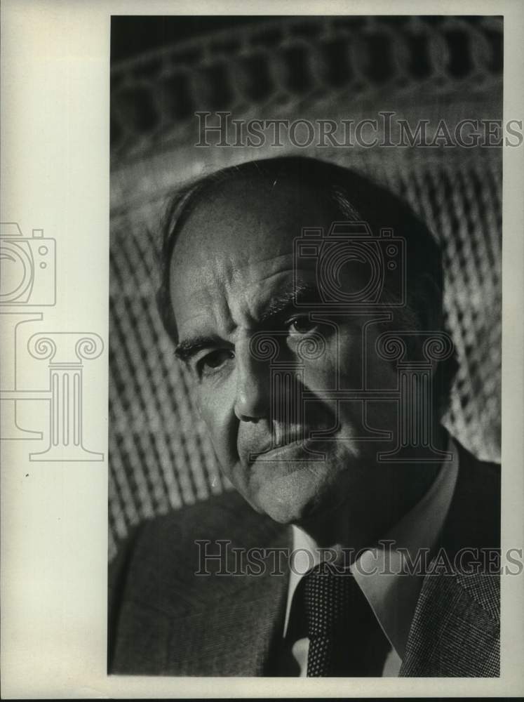 Load image into Gallery viewer, 1975 Press Photo George McGovern at Union College, Schenectady, New York
