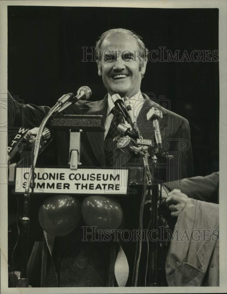 1972 Press Photo Senator George McGovern speaks in Colonie, New York - tua34822