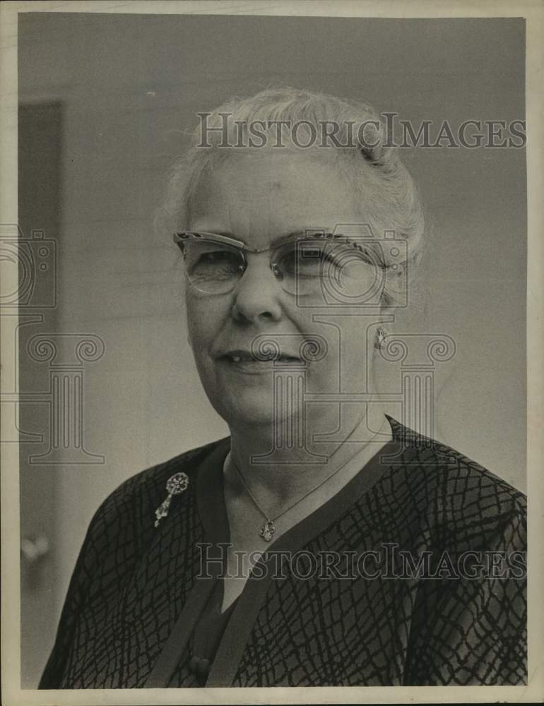 1968 Press Photo Mrs Ruth McGowan , business belle, smiles for photo - tua34875