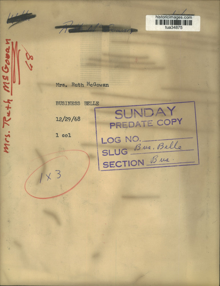 1968 Press Photo Mrs Ruth McGowan , business belle, smiles for photo - tua34875