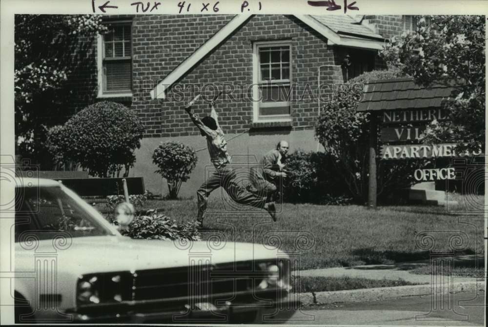 1978 Press Photo George McGough runs from parents home in Albany, New York