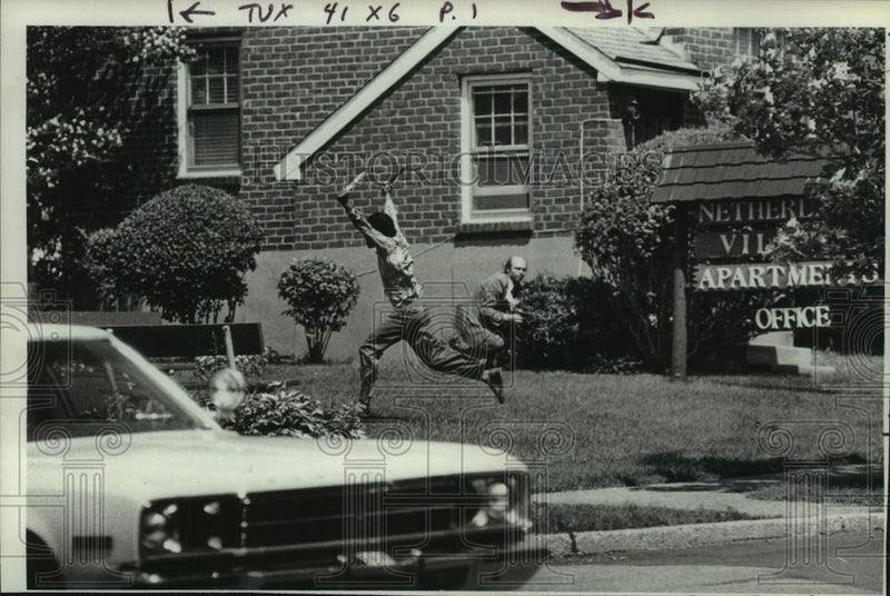 Load image into Gallery viewer, 1978 Press Photo George McGough runs from parents home in Albany, New York
