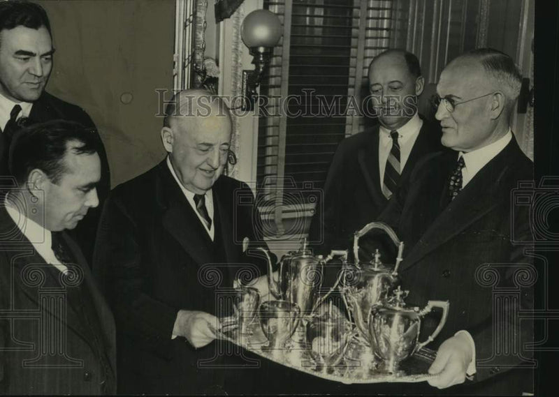 Load image into Gallery viewer, 1939 Press Photo Retired New York politician honored by US Congressmen
