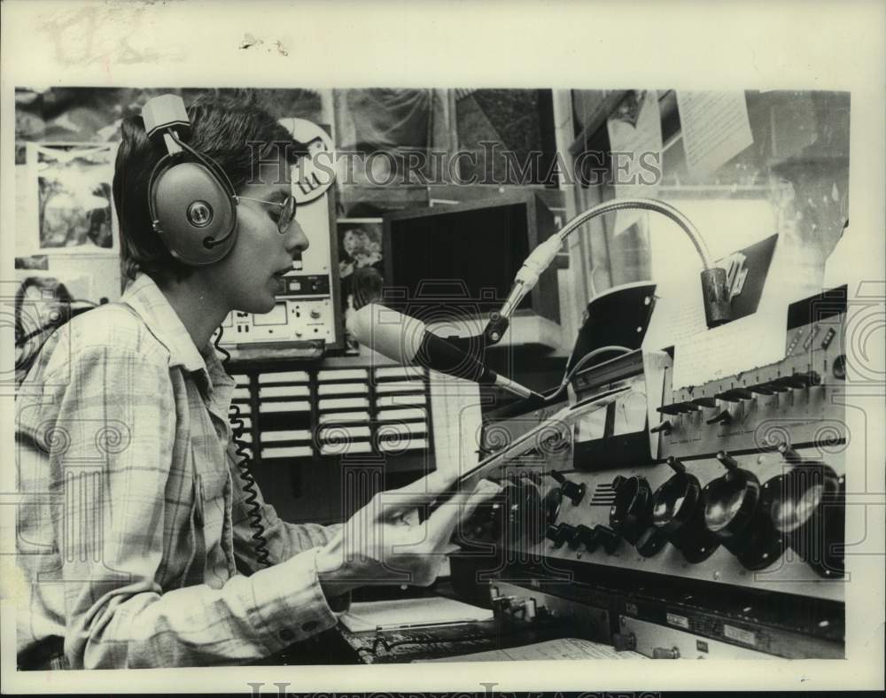 1978 Press Photo Ellen McKinnon broadcasts on radio in New York - tua35768- Historic Images