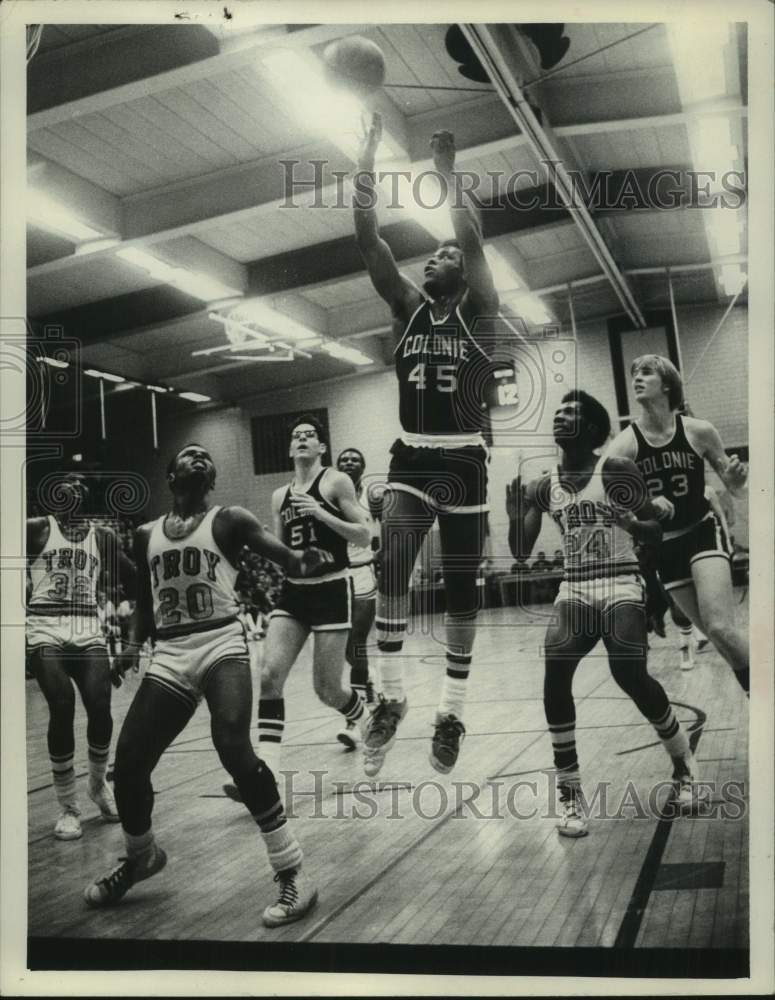 1974 Press Photo Paul Mason takes shot during basketball game in New York- Historic Images