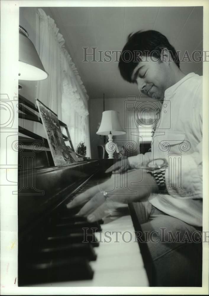 1994 Press Photo David Masher plays piano at his Troy, New York home - tua36074- Historic Images