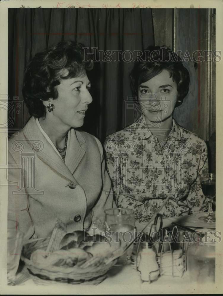 Load image into Gallery viewer, 1964 Press Photo Regina Millington &amp; Gail Thorns share lunch in Watervliet, NY
