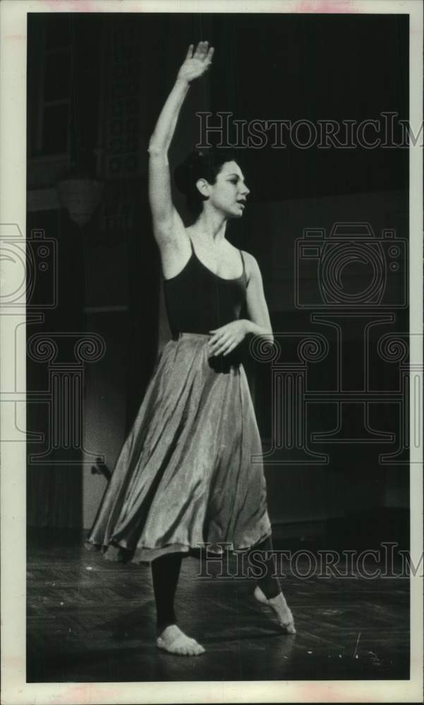 1981 Press Photo New York Dancer Carla Maxwell performing on stage - tua36530- Historic Images