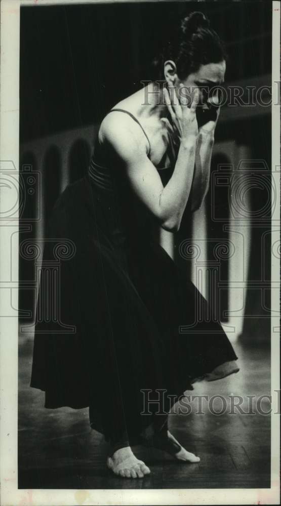 1981 Press Photo New York Dancer Carla Maxwell performing on stage - tua36531- Historic Images