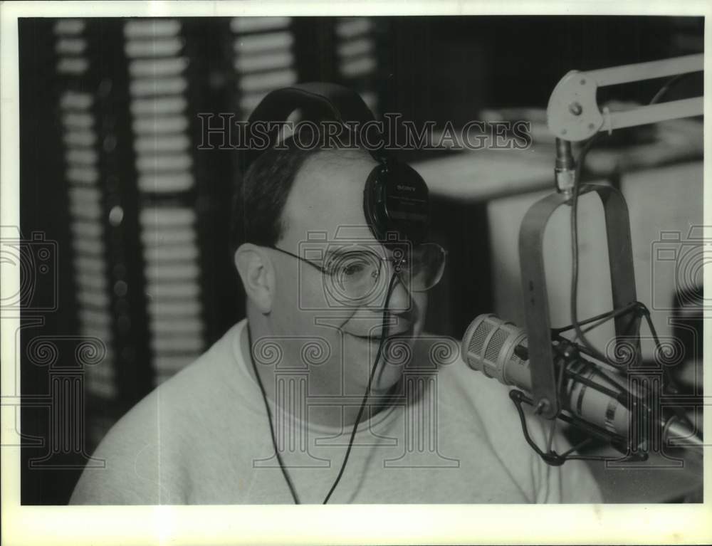 1993 Press Photo Radio personality Tom Mailie in New York studio - tua37096- Historic Images